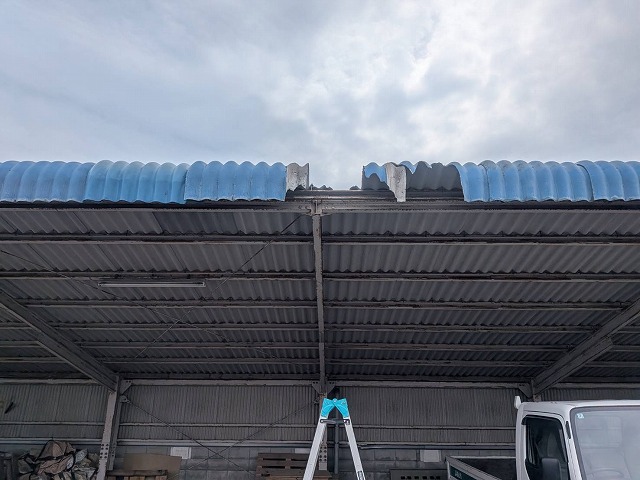 福山市で割れた屋根材を確認しスレート屋根差し替え工事で開口部まわりを補修した事例