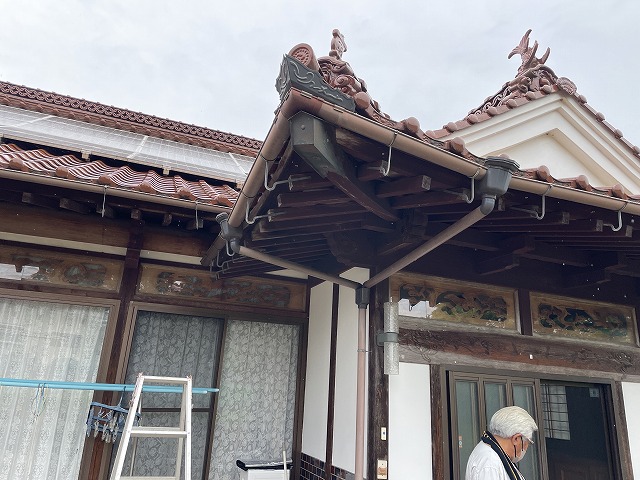 三原市の玄関先で雨樋から雨水があふれる原因を調査し改善した樋修理事例