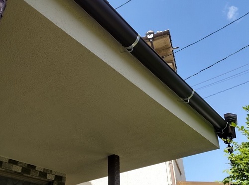 福山市の玄関庇リフォームにガルバリウム鋼板を縦ハゼ葺き嵌合式瓦葺き工事軒天部分アフター
