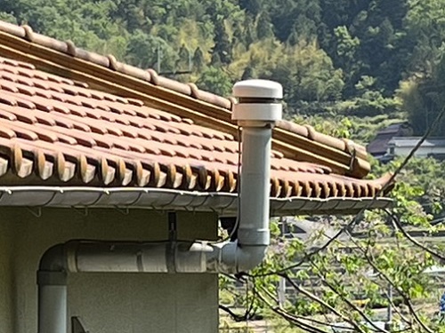 A福山市にて滝のように雨水が溢れてくる雨どいの清掃と勾配調整傾いた軒樋の吊金具を調整後の雨樋アフター