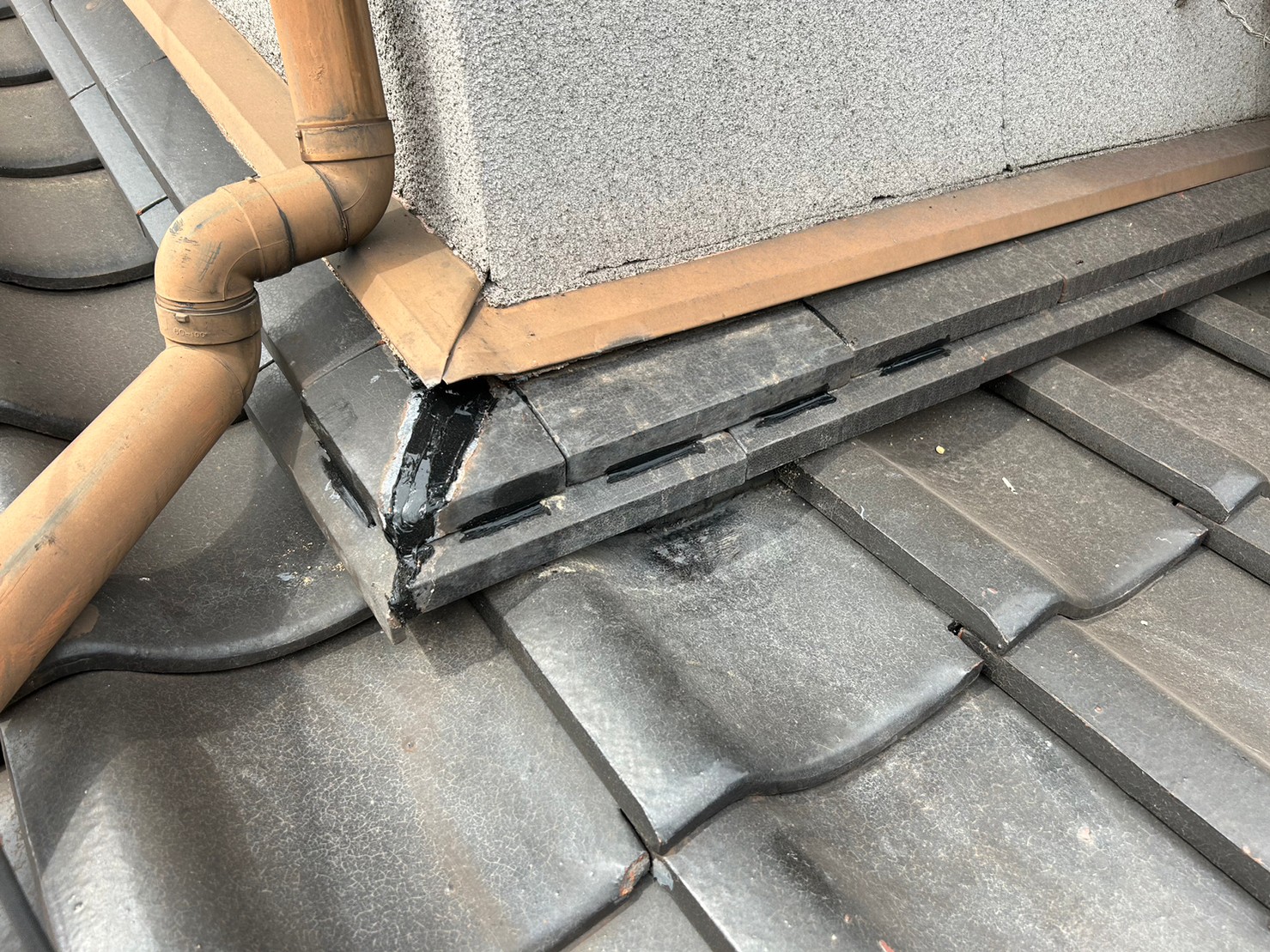 福山市にて抜け落ちてしまった下屋根の壁際の熨斗瓦補修工事シルガードで補修アフター
