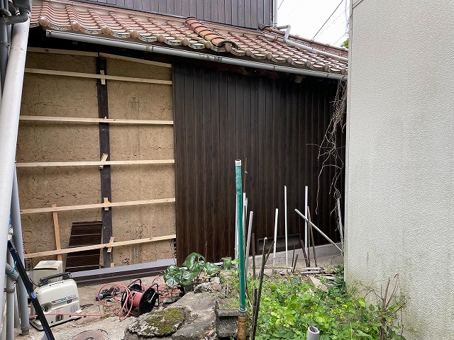 ヨドプリント鋼板を張り進め、外壁をしっかり保護