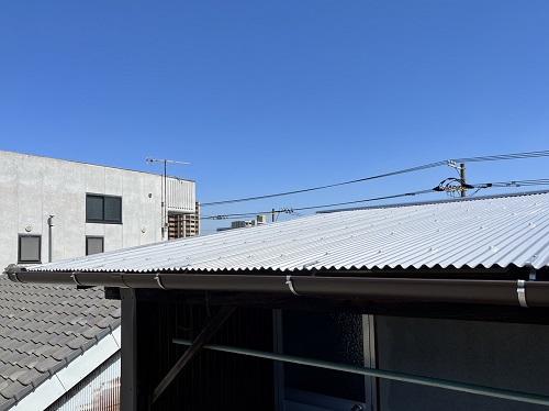 福山市のベランダ屋根リフォーム工事にガルバリウム鋼板波板を使用屋根葺き替え工事と同時に行った軒樋交換