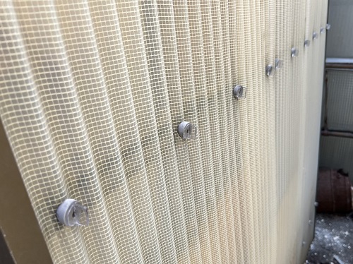 福山市にて風で一部飛散した物置倉庫の波板のフック取替工事屋壁の留め具交換アフター