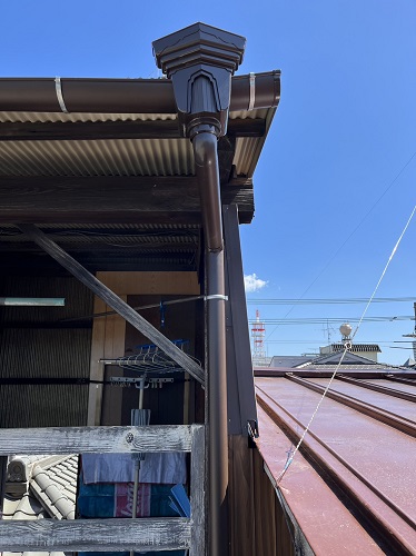 福山市のベランダ屋根リフォーム工事にガルバリウム鋼板波板を使用竪樋交換アフター
