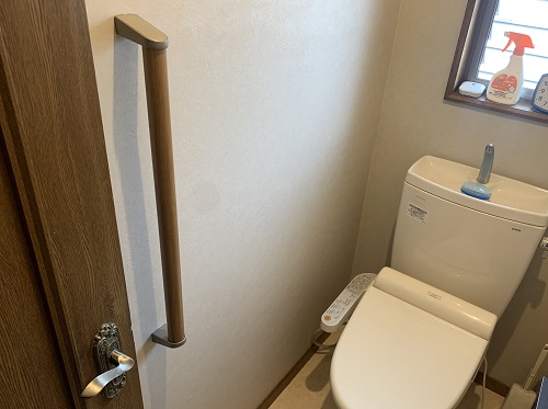【介護保険】福山市にて玄関・トイレ・階段の手すり設置工事トイレの壁に手摺取り付けアフター