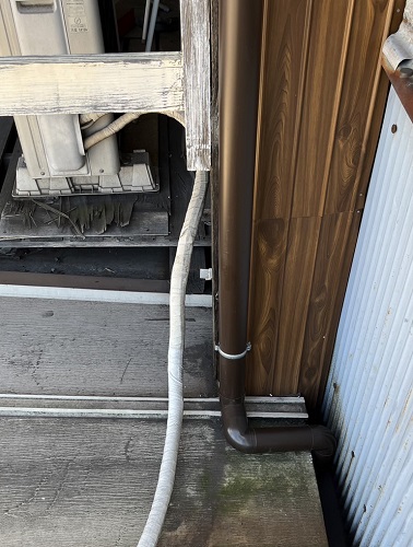福山市のベランダ屋根リフォーム工事にガルバリウム鋼板波板を使用竪樋の取り付け位置変更アフター