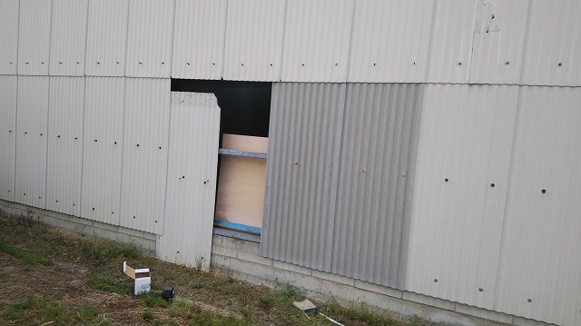 新しいスレート材の仮合わせと建て付け調整