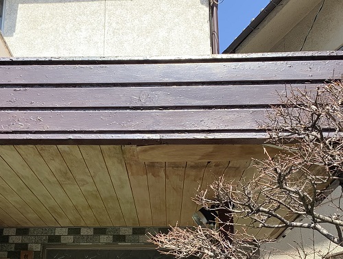 福山市の玄関庇リフォームにガルバリウム鋼板を縦ハゼ葺き嵌合式瓦葺き工事軒天部分ビフォー