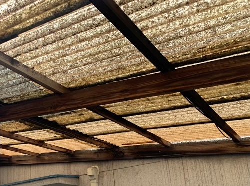 福山市の雨漏りするテラス屋根修理でポリカーボネート製波板を使用交換工事ビフォー