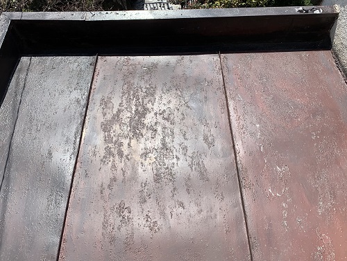 福山市にてガルバリウム鋼板で雨漏りする玄関屋根リフォームビフォー