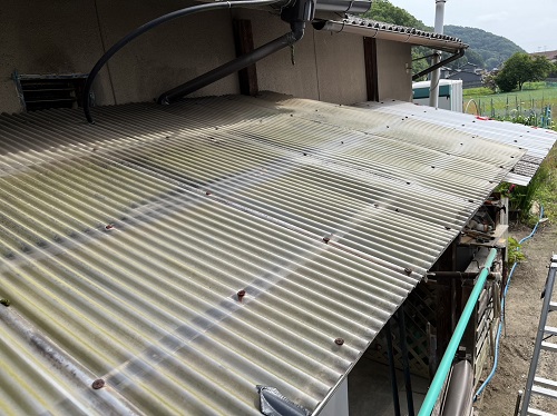 福山市のテラス波板交換工事でタキロンシーアイのポリカ使用波板交換ビフォー