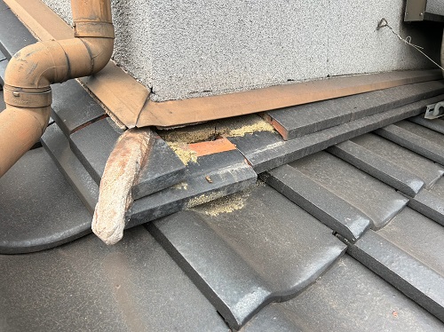 福山市にて抜け落ちてしまった下屋根の壁際の熨斗瓦補修工事シルガードで補修ビフォー