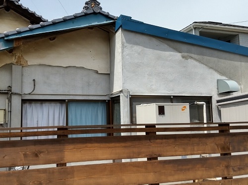 福山市にてモルタルを使用した刷毛引き仕上げの住宅外壁修理ビフォー