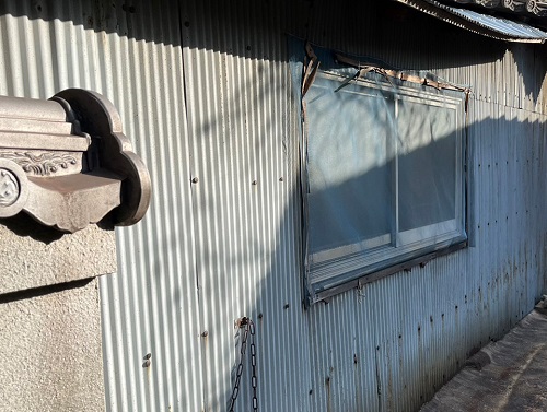 福山市にて蔵の波板トタン外壁とはみ出した瓦屋根の改修工事ビフォー