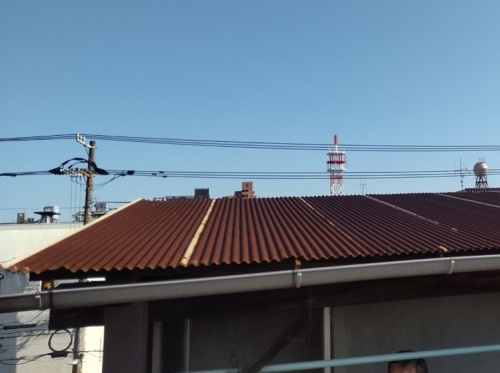 福山市のベランダ屋根リフォーム工事にガルバリウム鋼板波板を使用雨水が溢れていた軒樋交換ビフォー