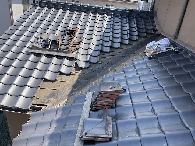 既存瓦の取り外しと作業スペースの確保
