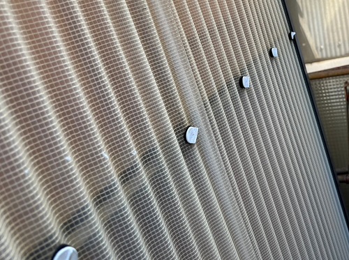 福山市にて風で一部飛散した物置倉庫の波板のフック取替工事屋壁の留め具交換ビフォー