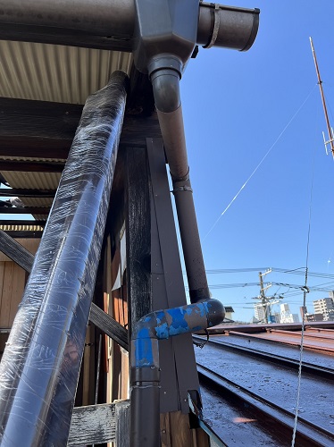 福山市のベランダ屋根リフォーム工事にガルバリウム鋼板波板を使用竪樋交換ビフォー