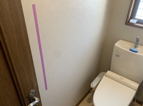【介護保険】福山市にて玄関・トイレ・階段の手すり設置工事トイレの壁に手摺取り付けビフォー