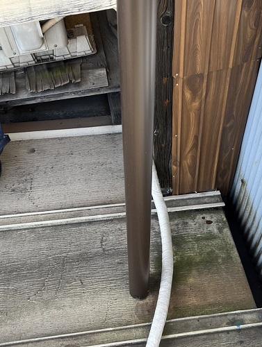 福山市のベランダ屋根リフォーム工事にガルバリウム鋼板波板を使用竪樋の取り付け位置変更ビフォー