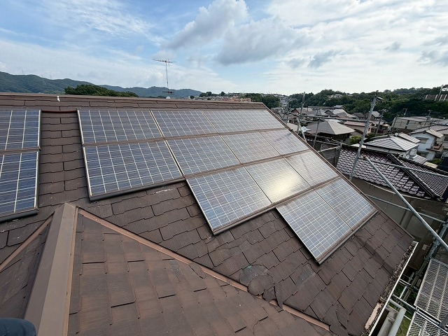 福山市で太陽光一時撤去を実施、撤去後に架台金具跡と補修状態を確認した屋根工事