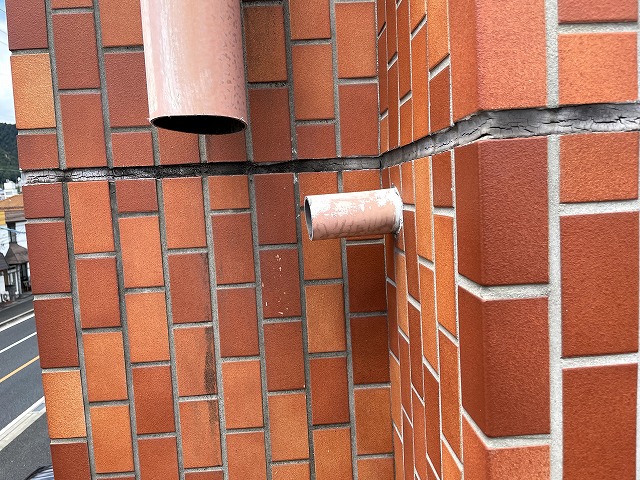 新しい竪樋部材で部分的に「つなぎ直し」、通水の安定を確保