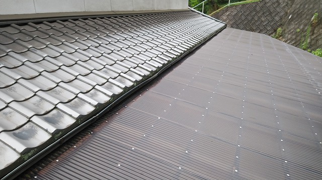 福山市の瓦屋根×ポリカ屋根取り合い雨漏り対策｜オーバーフロー防止の板金水切り新設工事