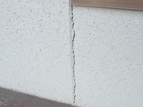 福山市にてサッシ下約30ｃｍの長さのヒビが入ったモルタル外壁調査外壁ひび割れ