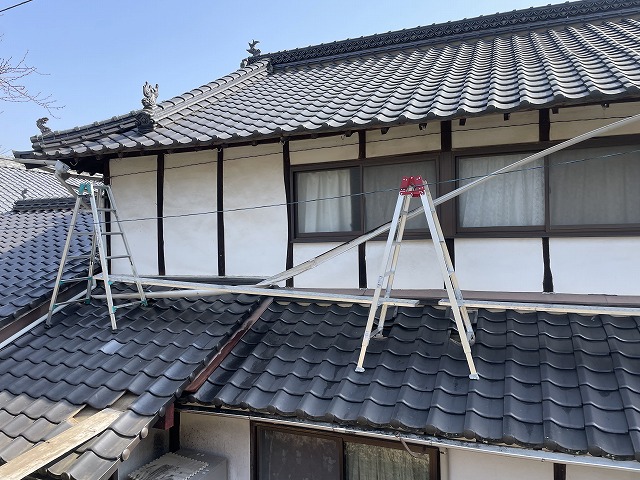脚立足場の設置で安全な作業動線を確保