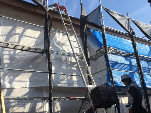福山市の新築住宅工事でプラウドプレインの瓦を採用して大屋根が完成！平板瓦の荷揚げ