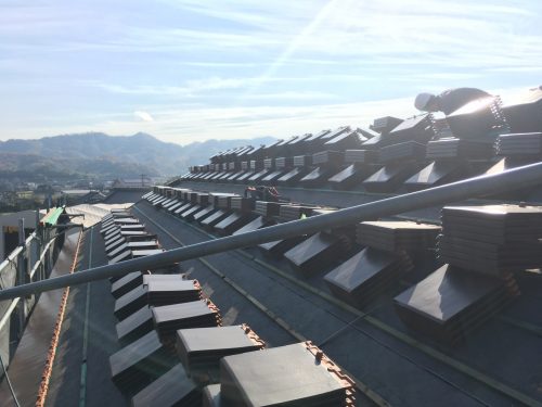 福山市の新築住宅工事でプラウドプレインの瓦を採用して大屋根が完成！平板瓦葺の間配り