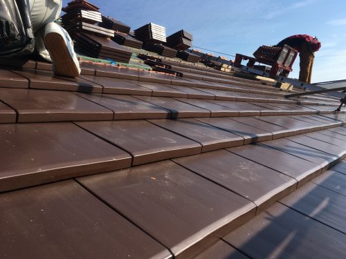 福山市の新築住宅工事でプラウドプレインの瓦を採用して大屋根が完成！平板瓦葺の施工風景