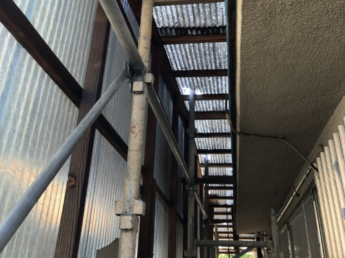 福山市での屋根リフォーム工事事例を紹介【瓦屋根・板金屋根】波板を破る