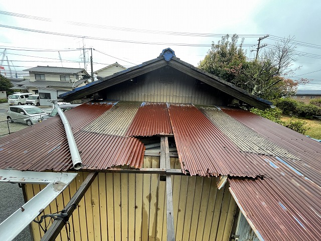 波トタンが飛んでなくなっている写真