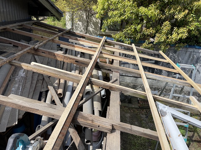 下地の組み直しと受け材の調整で屋根の土台を整備