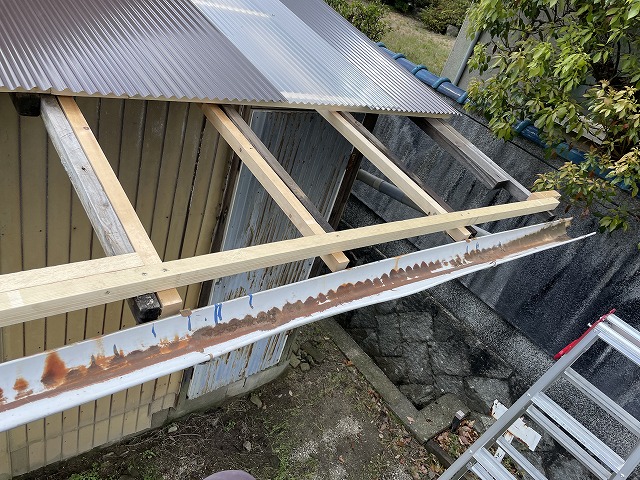 新しい波板の取り付けで雨仕舞いを回復