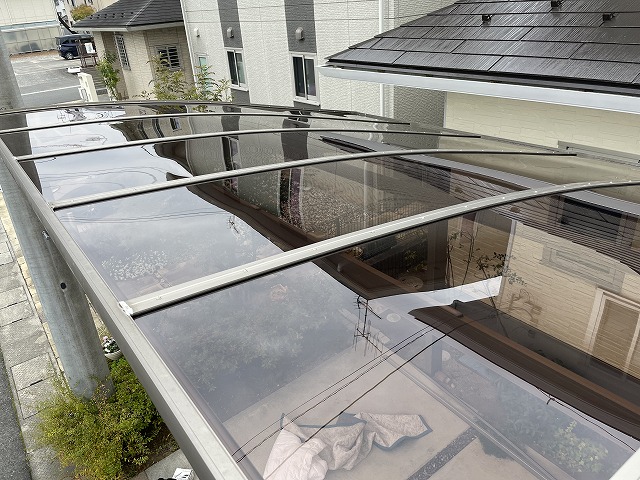 ポリカーボネート屋根材の固定と納まり確認