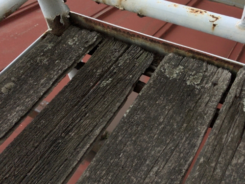 福山市のベランダ無料調査〔波板の穴あき・床の腐食・骨組みの錆び〕木製のベランダ床材