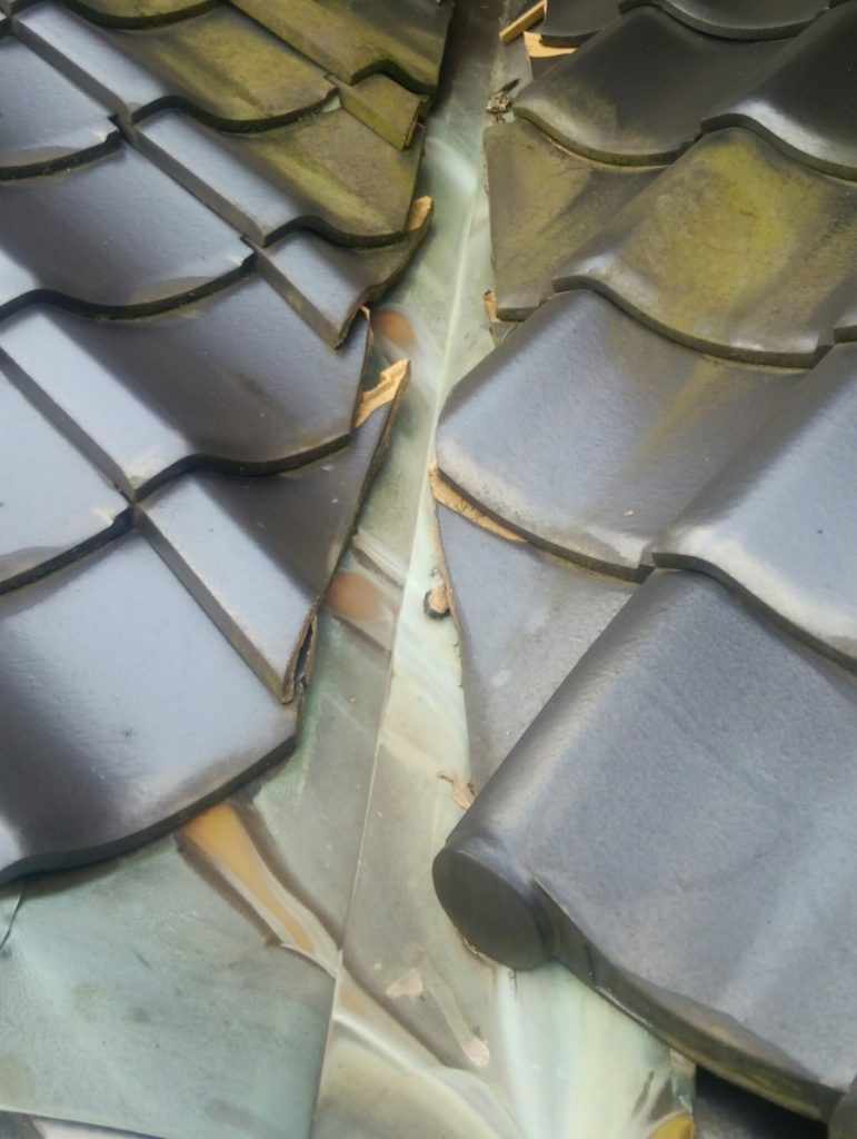 劣化した谷板金全体