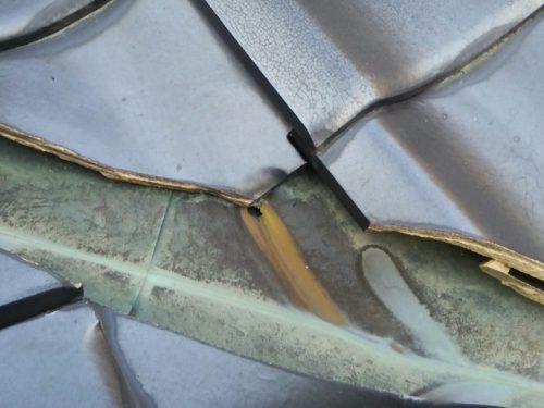 福山市にて瓦屋根の無料雨漏り調査で谷板金の穴あきを発見！銅板の穴