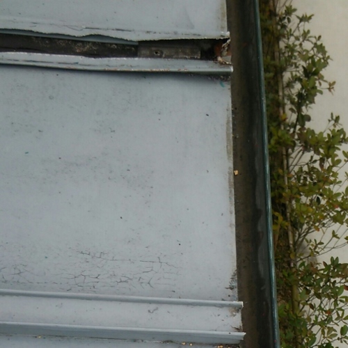 福山市の瓦棒葺き屋根の雨漏り調査でサビによる穴あきが原因と判明瓦棒軒先傷み