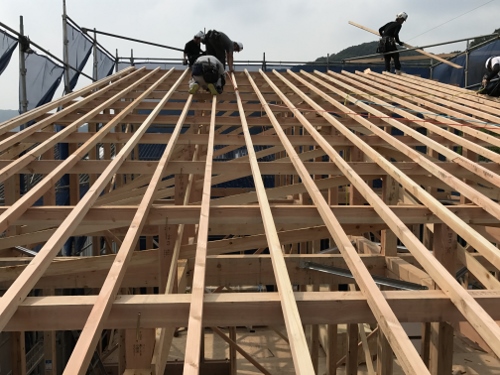 福山市にて片流れ屋根の新築倉庫の上棟で施工手順を紹介！垂木設置