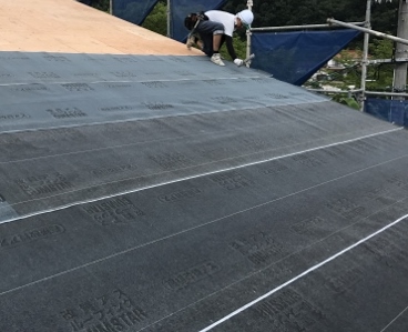 福山市にて片流れ屋根の新築倉庫の上棟で施工手順を紹介！野地板の上に防水紙ルーフィング設置