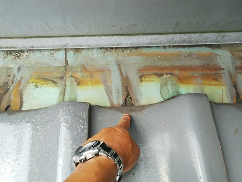 福山市で無料雨漏り調査瓦屋根の谷板金の傷み銅板の劣化