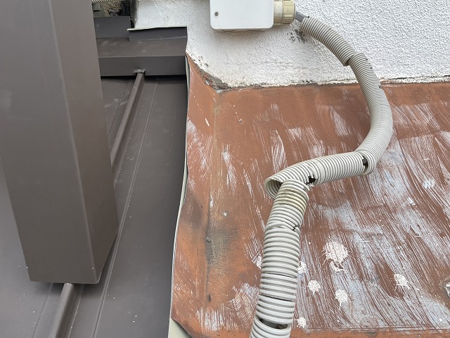 柱を板金屋根に乗せている写真