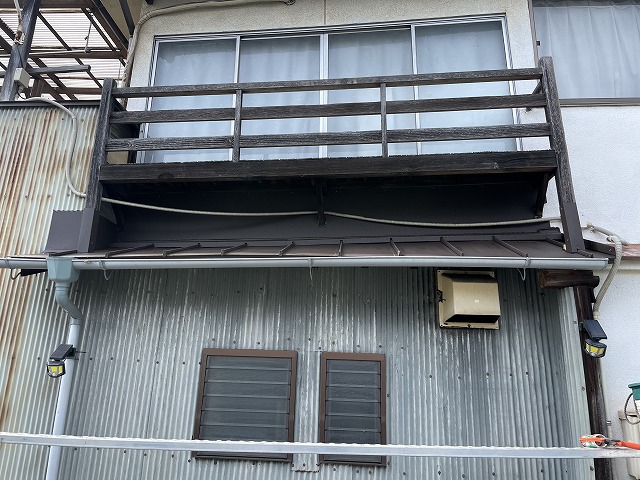 瓦の建物を板金で直した写真