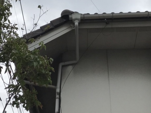 福山市で割れて破損し電気の引き込み線にひっかかった雨樋の補修工事雨樋修理完了