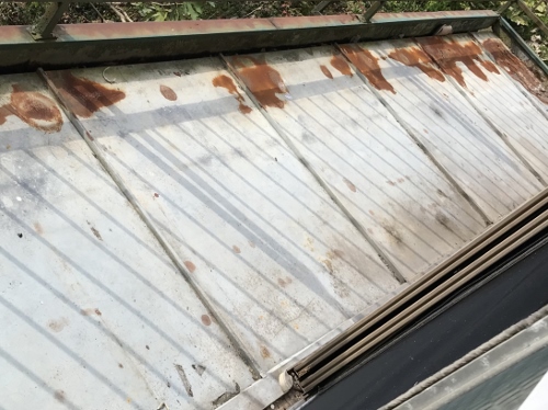 【無料調査】福山市で木製下地にトタンで仕上げたバルコニーの剥がれ調査バルコニー床全体の劣化で踏み抜きそうなくらいの下地腐食