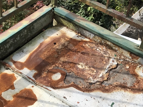 【無料調査】福山市で木製下地にトタンで仕上げたバルコニーの剥がれ調査バルコニー床面板金の劣化